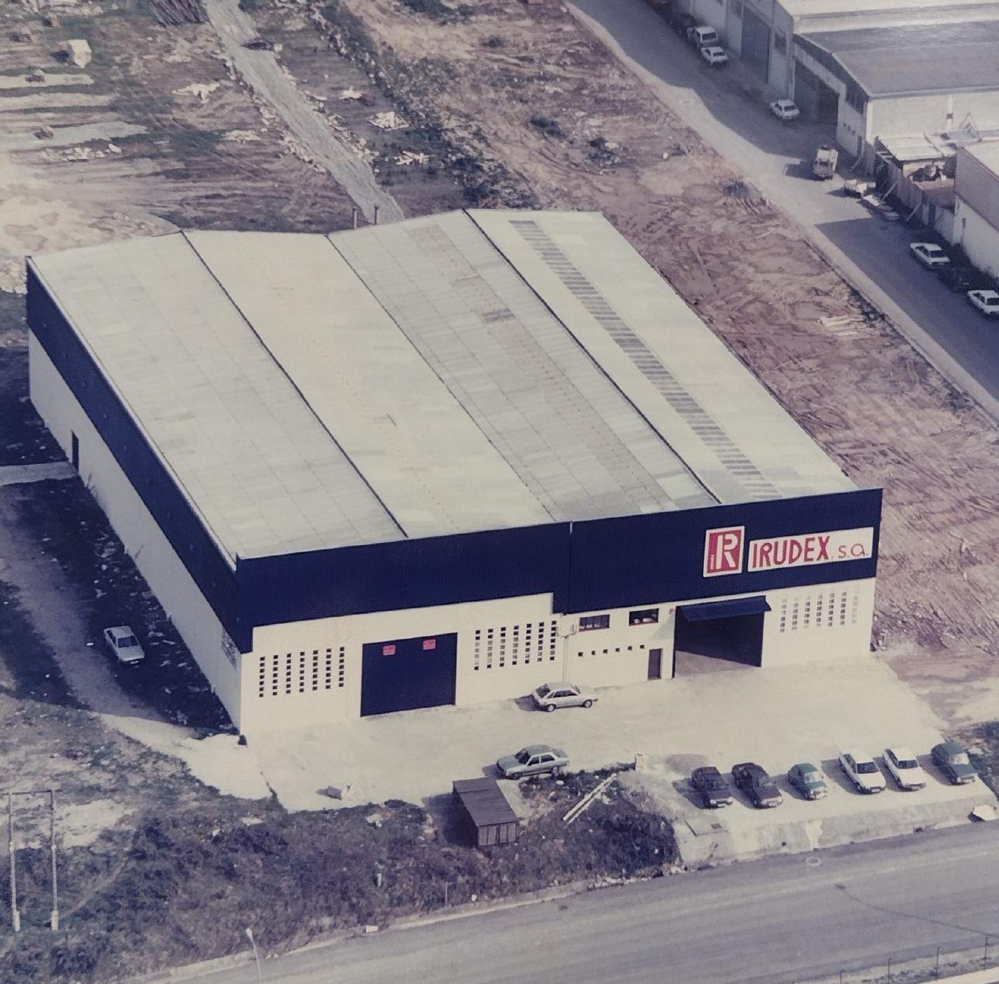 Viene costituita IRUDEX S.A. al fine di fornire accessori per la crescente industria delle macchine utensili dell'epoca e viene stabilita nel polo industriale di Itziar, lotto E-1.